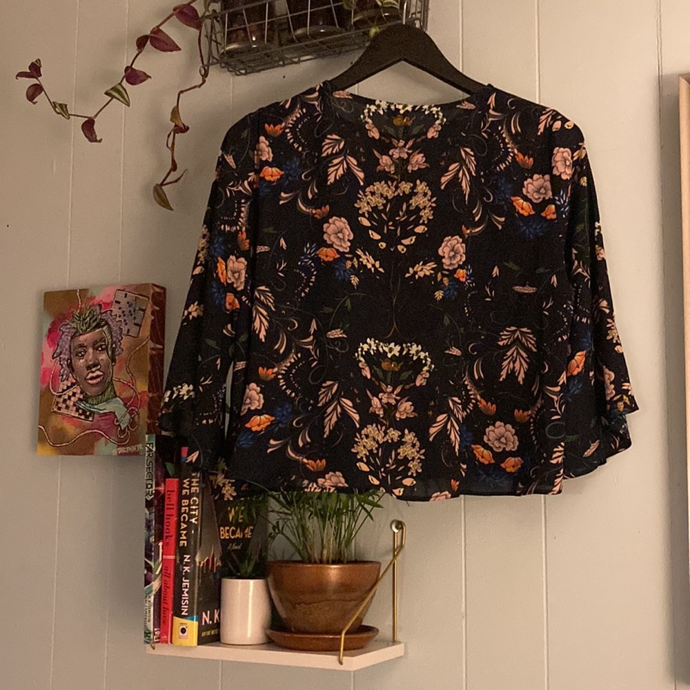 Flowy Cropped Floral Top - Picture 2 of 2